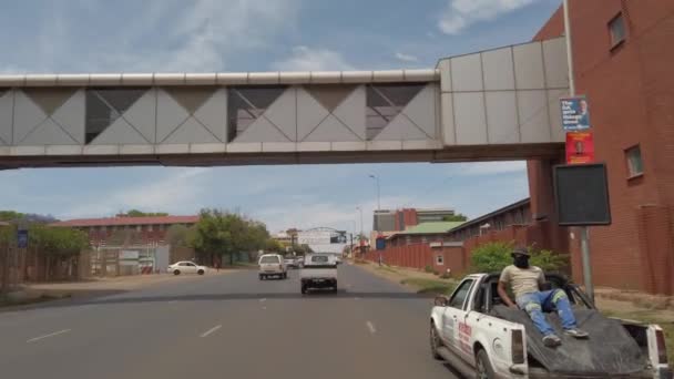 Gambar Bergerak Mobil Dan Kue Yang Mengemudi Jalan Utama Melalui — Stok Video