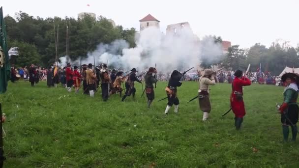 Sekelompok Prajurit Infanteri Menembakkan Senapan Selama Pertempuran Berlangsung Istana Tenczyn — Stok Video