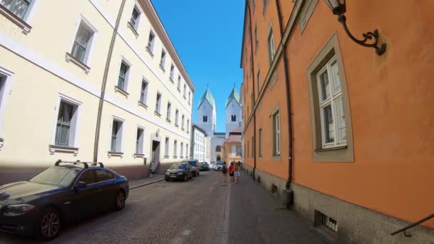 ドイツの旧市街パサウの細い通りを車と自転車が通る 日常生活 — ストック動画