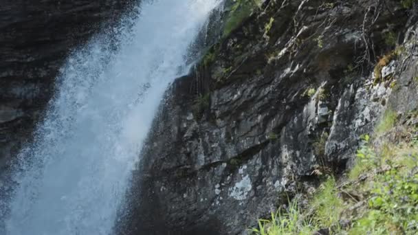 Sebuah Torrent Kuat Dari Cascades Whitewater Dari Tebing Bergerigi — Stok Video
