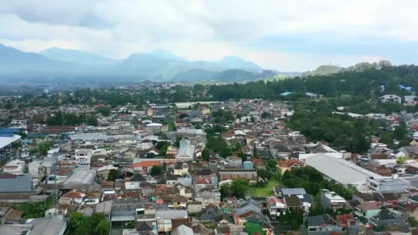 Paisagem Aérea Edifícios Bandung Indonésia Horizonte Com Montanhas Dia Nublado — Vídeo de Stock