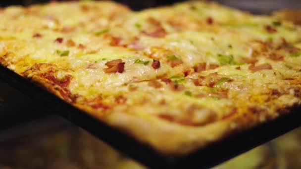 Closeup Osteagtig Firkantet Pande Kombinationspizza Med Skinke Grønne Peberfrugter – Stock-video