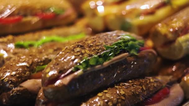 Individuell Verpackte Gourmet Boot Sandwiches Zum Mitnehmen — Stockvideo