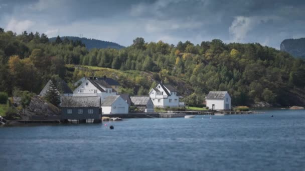 Norveç Hardanger Fiyortlarının Kıyısında Ikonik Bir Kıyı Köyü Yavaş Çekim — Stok video