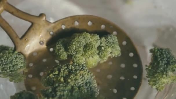 Gammal Slev Med Hål Skopa Broccoli Vattnet Och Bär Den — Stockvideo