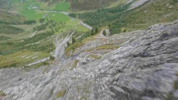 Fpv Dykning Ner Davos Mountain Edge Och Över Valley Floor — Stockvideo