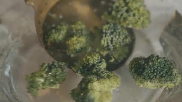 Delikleri Olan Eski Bir Kepçe Brokoliyi Sudan Çıkarıp Boşaltıyor — Stok video