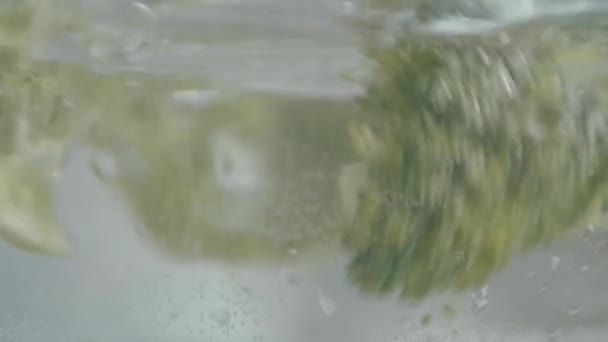 Detail Van Een Broccoli Die Slow Motion Het Water Valt — Stockvideo