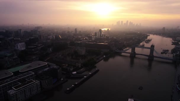 日没時のタワーブリッジロンドンの素晴らしい空中ドローンビュー — ストック動画