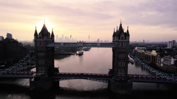 タワーブリッジ ロンドン 夕方の夕暮れの設立者の空中ドローンビュー — ストック動画