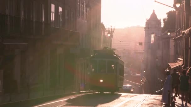 Romantis Adegan Hilly Lisbon Dengan Tram Listrik Tua Selama Sunset — Stok Video