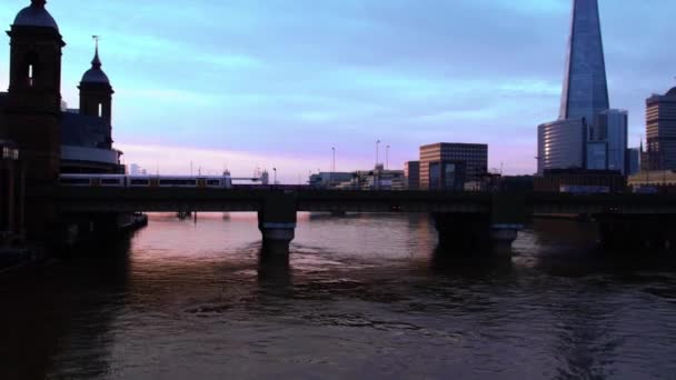Küçük Köprü Deliğinde Uçan Drone Kule Köprüsü Ile Görkemli Thames — Stok video