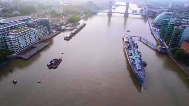 Letecký Dron Letící Nad Řekou Temží Londýně Náklon Odhaluje Krásnou — Stock video