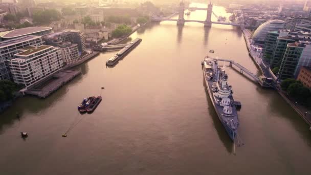 Widok Ptaka Tower Bridge Latający Nad Tamizą Wieczorem Różowe Niebo — Wideo stockowe