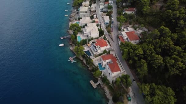 Revelando Tiro Casas Luxo Construídas Costa Aldeia Sumartin Croácia Island — Vídeo de Stock