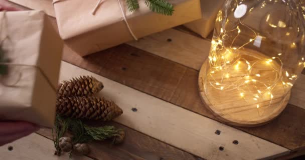Colocación Regalo Navidad Hecho Mano Sobre Fondo Madera Con Luces — Vídeos de Stock