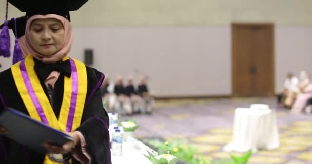 Jovem Graduado Alegre Que Recebe Diploma Reitor Conceito Educação Sucesso — Vídeo de Stock