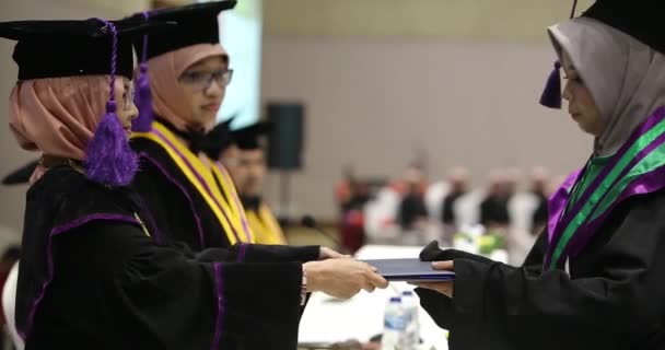 Professor Aos Alunos Diplomas Sala Universidade Eles Terminam Seus Estudos — Vídeo de Stock