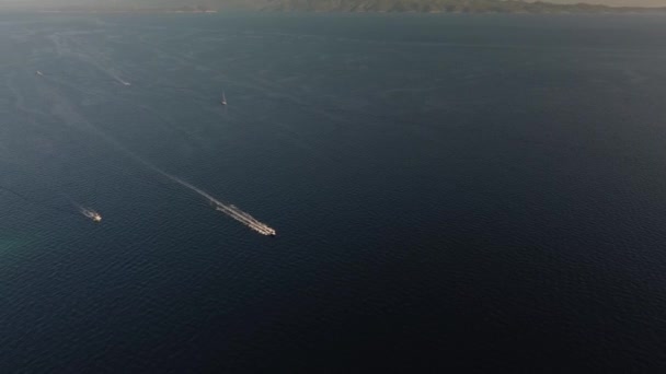 Drone Omloppsbana Skott Hastighetsbåtar Som Navigerar Mellan Hvar Och Brac — Stockvideo
