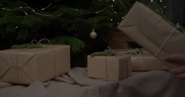 Matka Noci Položí Dárek Pod Vánoční Stromek — Stock video