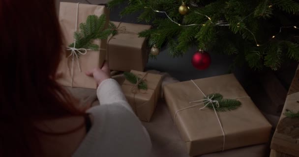 Mutter Legt Geschenke Unter Den Weihnachtsbaum Vorbereitung Auf Die Feiertage — Stockvideo