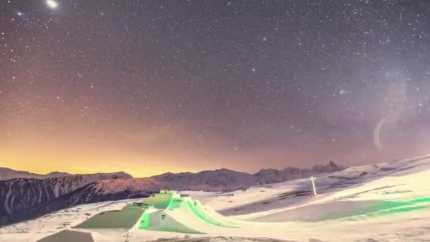 Hvězdy Planety Křižují Oblohu Nad Suzuki Devět Rytířů Kaskadérské Překážky — Stock video