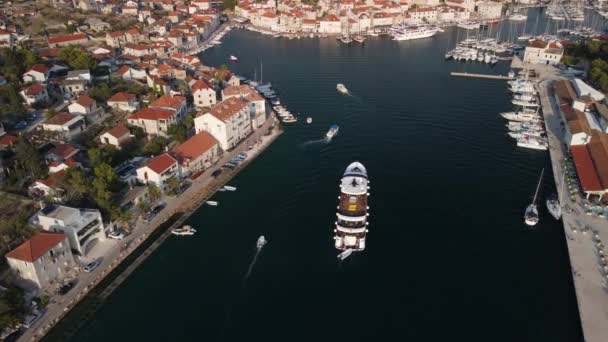 Drone Följa Skott Kryssningsfartyg Kommer Tillbaka Till Hamnen Mila Brac — Stockvideo