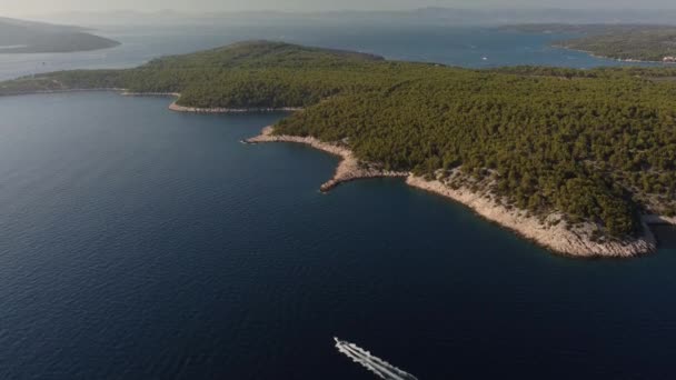 Letecký Snímek Vysokorychlostního Člunu Plujícího Podél Pobřeží Ostrova Brač Chorvatsko — Stock video