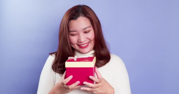 Retrato Hermoso Mujer Feliz Asiática Sosteniendo Una Caja Regalo Roja — Vídeos de Stock