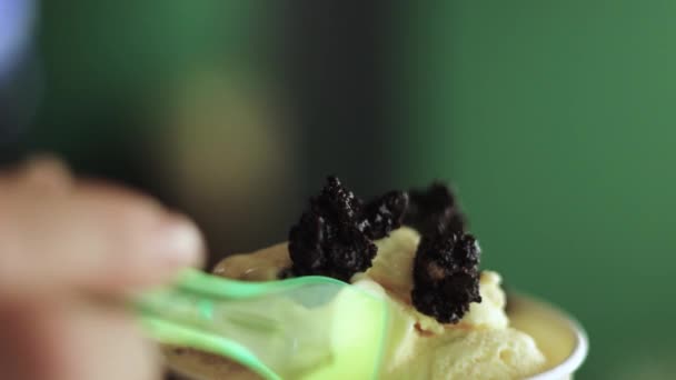 Hembra Comiendo Helado Pasas Con Una Cuchara Gelato Plástico Neón — Vídeos de Stock