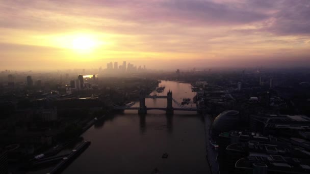 空中闪烁着伦敦的天空轮廓 黄色的落日笼罩在泰晤士河之上 多莉回来了 — 图库视频影像