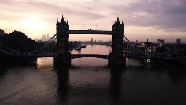 Εναέρια Πτήση Μέσω Silhouetted Tower Bridge Στον Ποταμό Τάμεση Κατά — Αρχείο Βίντεο