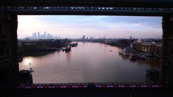 Lugnt Vatten Från Themsen Och Tower Bridge Vid Soluppgången London — Stockvideo