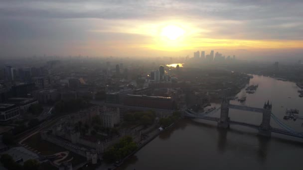 Vista Aérea Sobre Horizonte Londres Durante Atardecer Amarillo Sobre Río — Vídeo de stock