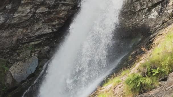 Een Krachtige Stroom Van Water Cascadis Donkere Rotsen — Stockvideo