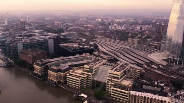 Blick Aus Der Luft Nach Rechts Über Die London Bridge — Stockvideo