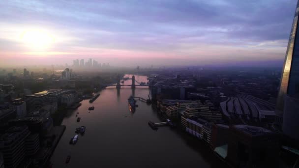Atemberaubende Skyline Von London Mit Lila Rosa Sonnenuntergang Über Der — Stockvideo