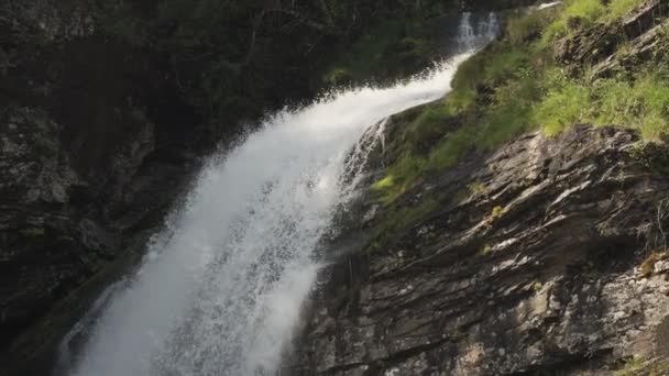 Ein Mächtiger Wildwasserstrom Fließt Über Die Dunklen Felsen — Stockvideo