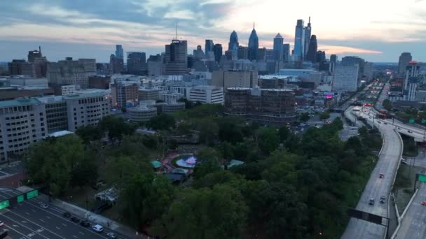 フィラデルフィアのフランクリン スクエア 日没の象徴的な都市公園の空中ビュー — ストック動画