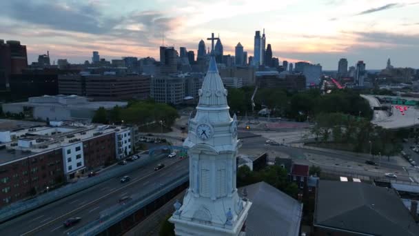 フィラデルフィアのキリスト教会 背景に都市スカイラインの空中ビュー — ストック動画