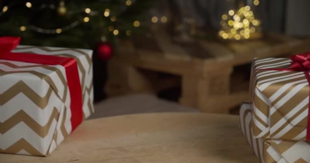 Мбаппе Обернул Рождественские Подарки Крупным Планом Огнями Елкой Заднем Плане — стоковое видео