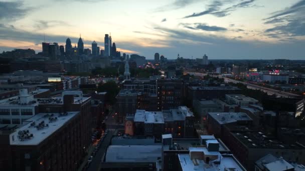 Flygfoto Philadelphia Vid Skymningen Downtown Philly Med Skyline Bakgrunden Historiska — Stockvideo