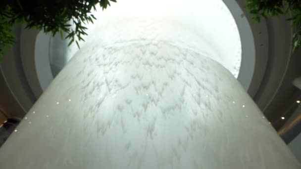 Magnífico Vórtice Com Uma Cachoeira Dentro Arquitetura Aeroporto Singapura — Vídeo de Stock