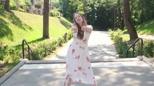 Jeune Danseuse Robe Été Dansant Dans Parc Par Une Journée — Video
