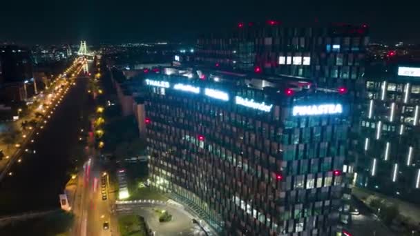 Vista Exterior Las Torres Orhideea Edificio Oficinas Con Tráfico Nocturno — Vídeo de stock