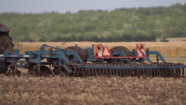 Трактор Штовхає Плуг Перед Посівом Повільний Рух Низького Кута — стокове відео