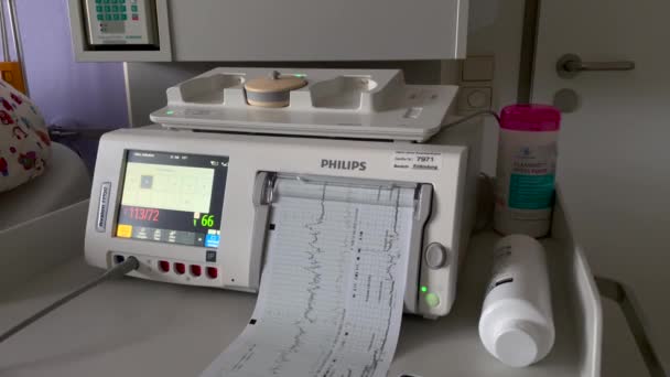 Modern Kardiotokografi Philips Scanning Hjärtslag Baby Sjukhus Närbild Medical Cardiotocography — Stockvideo
