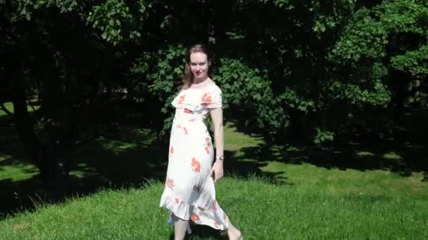Atemberaubend Aussehende Junge Tänzerin Einem Sommerkleid Tanzt Einem Sonnigen Tag — Stockvideo