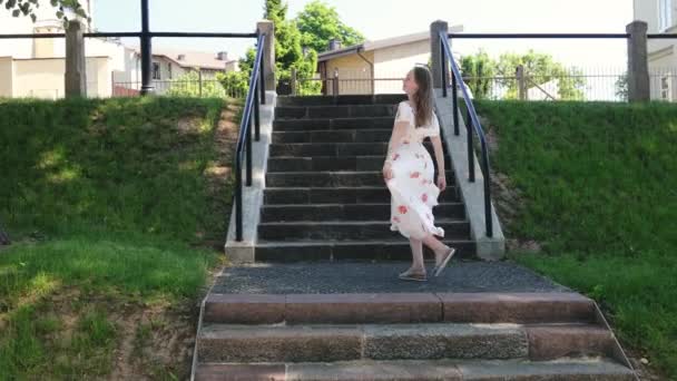 Atemberaubend Aussehende Junge Tänzerin Sommerkleid Tanzt Auf Der Außentreppe Des — Stockvideo