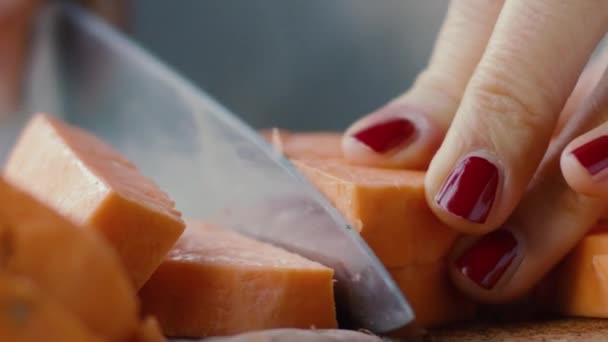 Деталь Руки Разрезающей Сладкий Картофель Большим Ножом Замедленной Съемке — стоковое видео